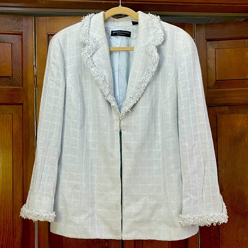 Stunning day-to-night blazer! Perfect from Fall to early Spring!